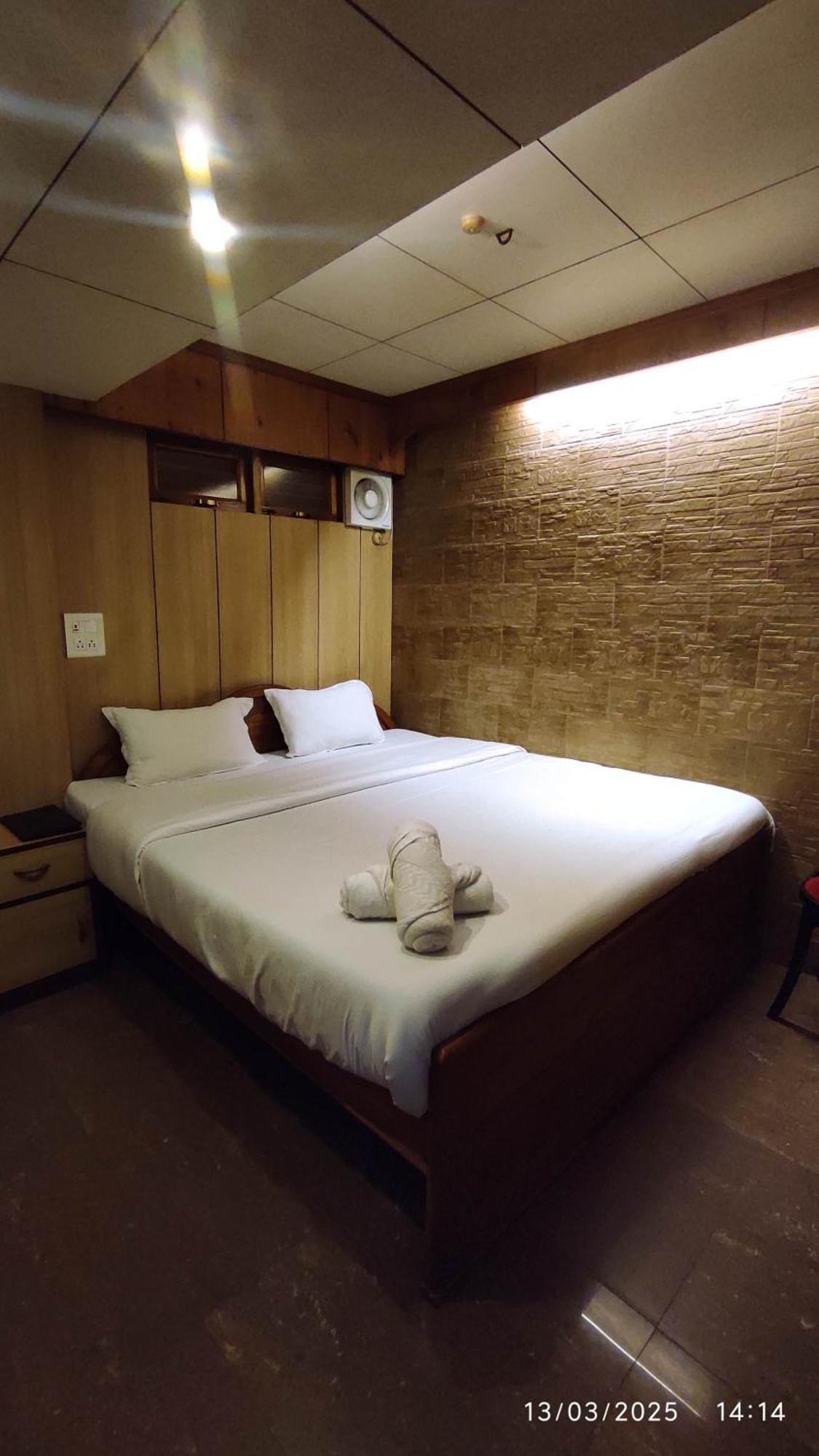 שילונג Baba Tourist Lodge מראה חיצוני תמונה