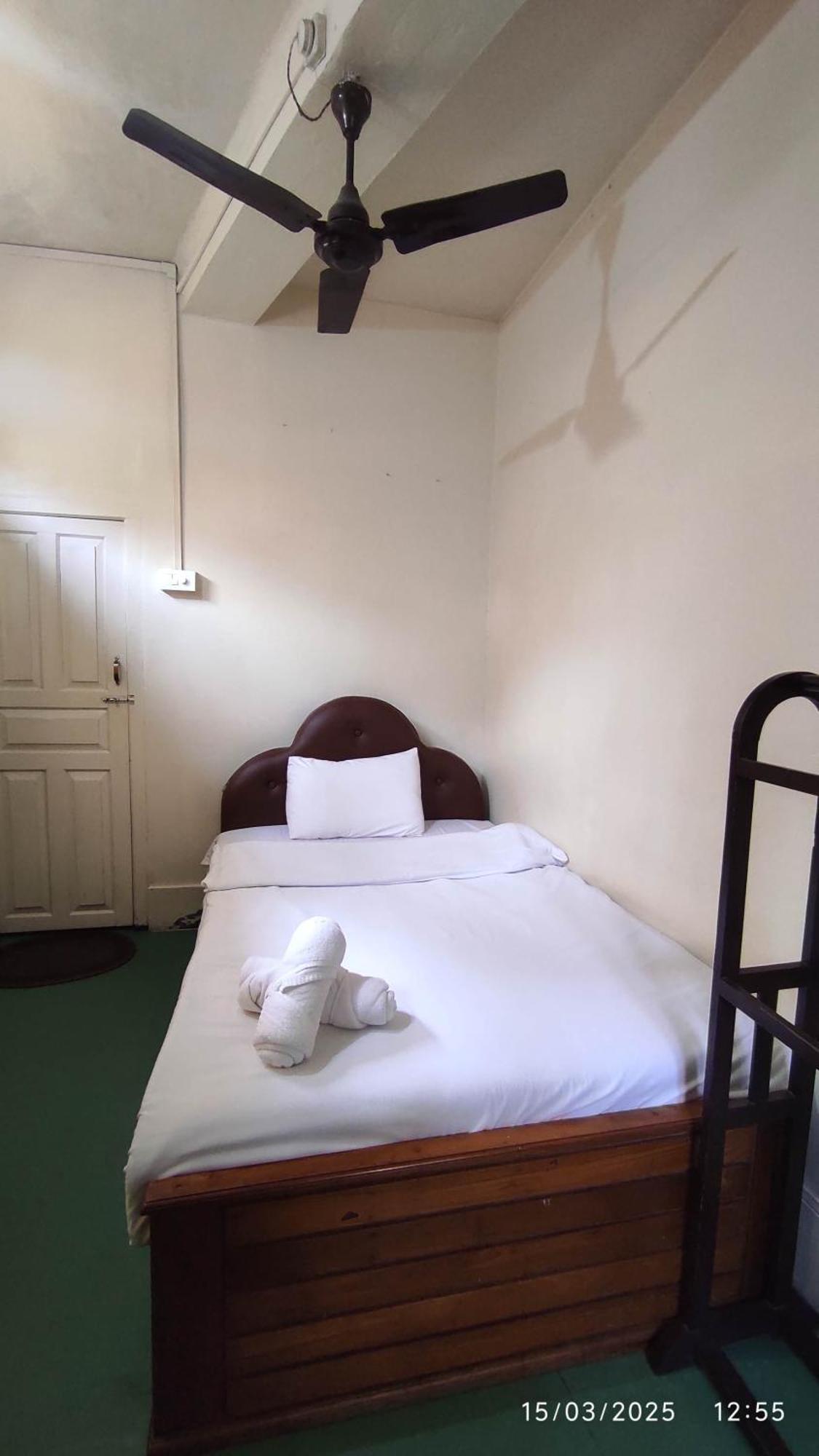 שילונג Baba Tourist Lodge מראה חיצוני תמונה